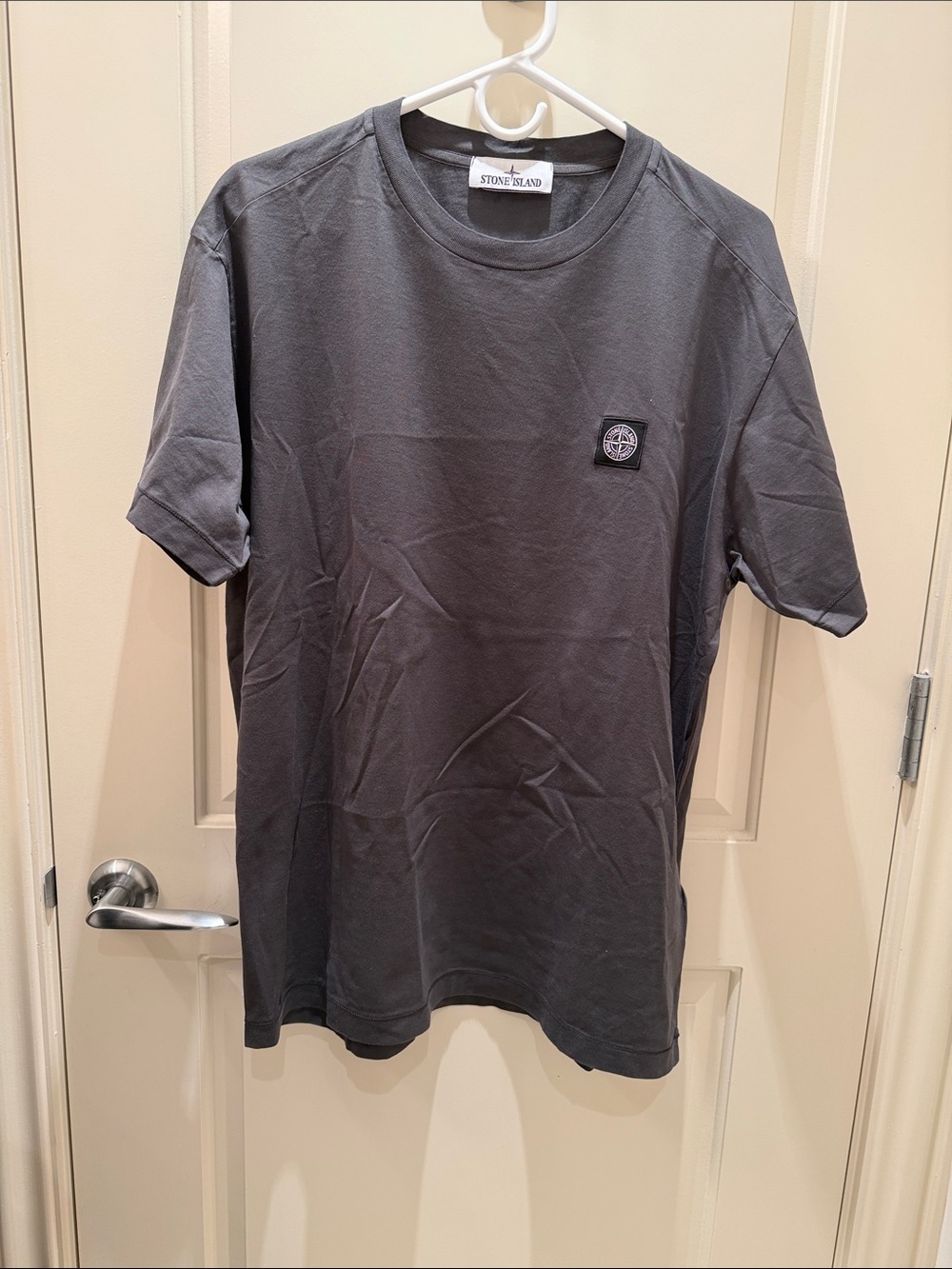 STONE ISLAND. Short-Sleeve Crew Logo Tee in Charcoal. Size XL. NWOT